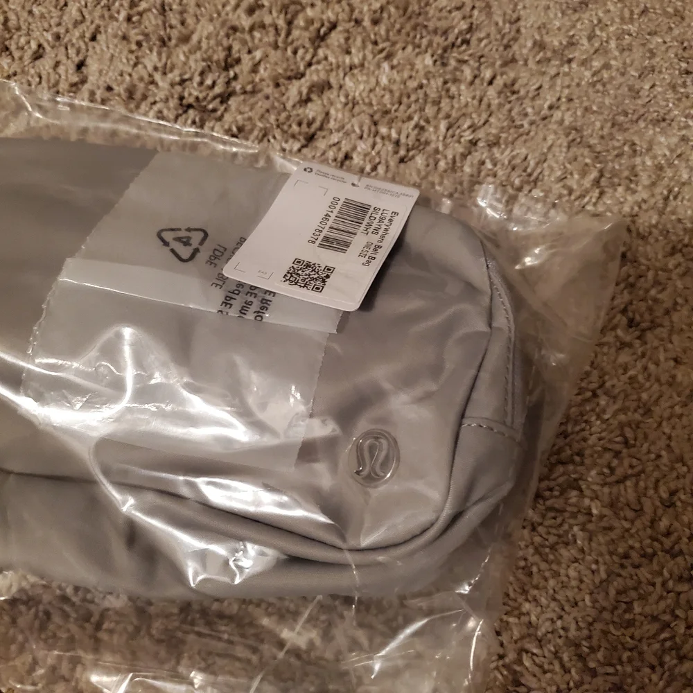 🆕 RARE LULULEMON EVERYWHERE BELT BAG (SILVER DROP/WHITE WORDMARK) - NEW COLOR